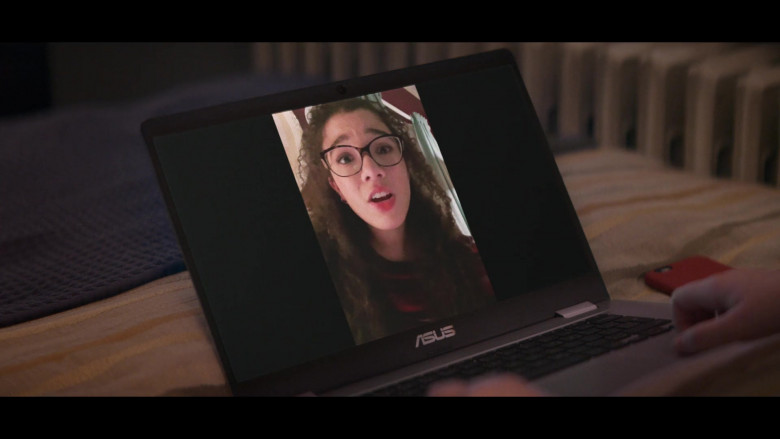 Asus Laptop in The Baby-Sitters Club S02E02 Claudia and the New Girl (2021)