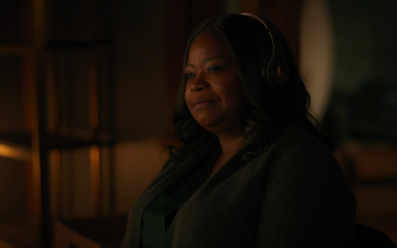Beats Wireless Headphones Used by Octavia Spencer as Poppy Scoville-Parnell in Truth Be Told S02E10 Last Exit…Oakland (2021)