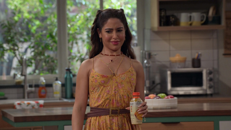 Bolthouse Farms Juice of Cinthya Carmona as Solana in Pretty Smart S01E10 (1)