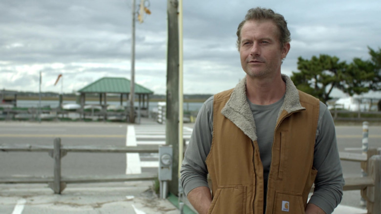 Carhartt Men’s Vests of James Badge Dale as Detective Ray Abruzzo in Hightown S02E02 Girl Power (1)