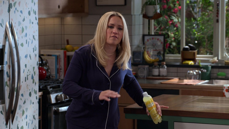 Cascade Ice Lemonade Enjoyed by Emily Osment as Chelsea in Pretty Smart S01E09 TV Series (1)