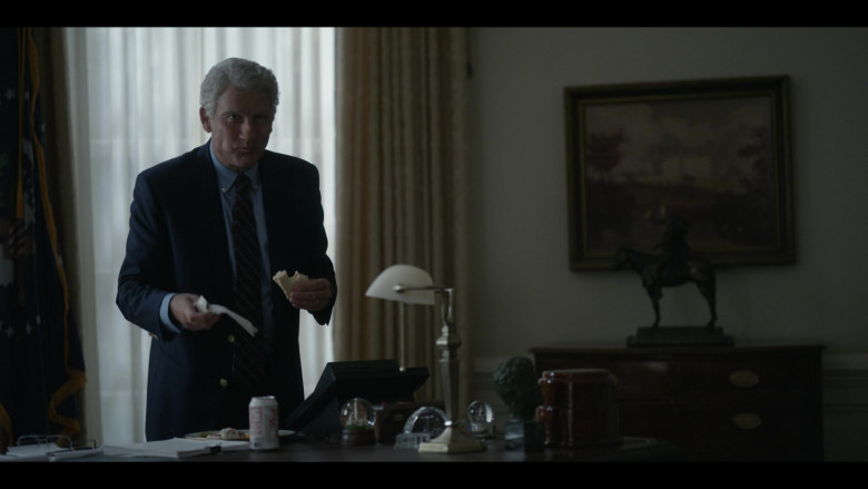 Diet Coke Soda Enjoyed by Clive Owen as Bill Clinton in American Crime Story S03E05 TV Show (2)
