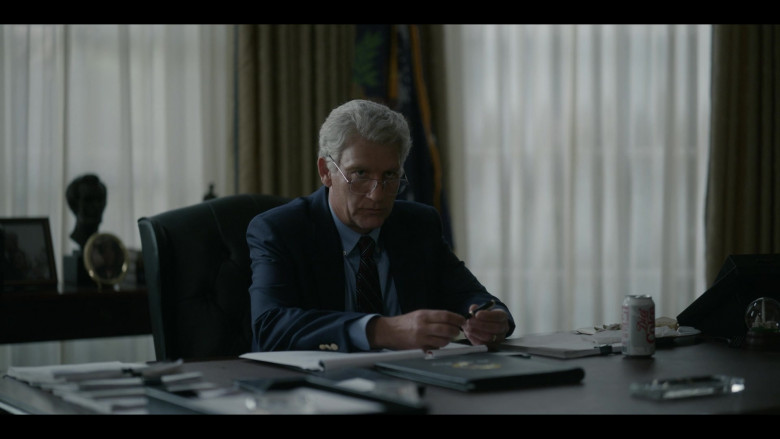 Diet Coke Soda Enjoyed by Clive Owen as Bill Clinton in American Crime Story S03E05 TV Show (3)