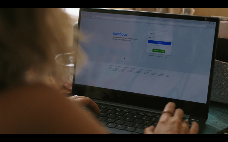 Facebook Social Network Website in I Know What You Did Last Summer S01E05 Mukbang (2021)