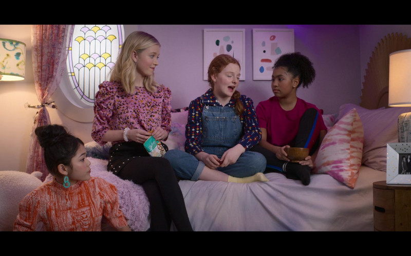 Glutino Snack in The Baby-Sitters Club S02E06 Dawn and the Wicked Stepsister (2021)