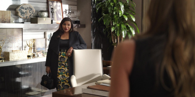 Gucci Handbag of Mindy Kaling in The Morning Show S02E05 (1)