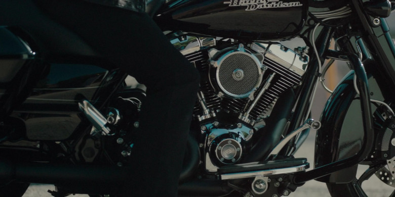 Harley-Davidson Motorcycle in Truth Be Told S02E10 Last Exit…Oakland (2021)