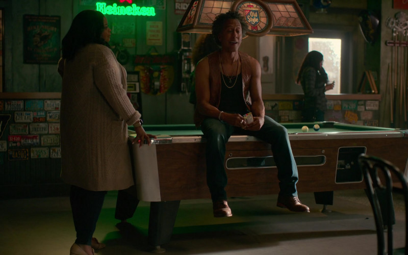 Heineken Beer Sign and Old Style Beer Pool Table Light in Truth Be Told S02E07 "Lanterman-Petris-Short" (2021)