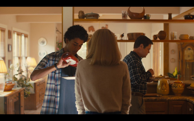 Heinz Ketchup Held by Jaden Michael as Young Colin Kaepernick in Colin in Black & White S01E03 Road Trip (2021)