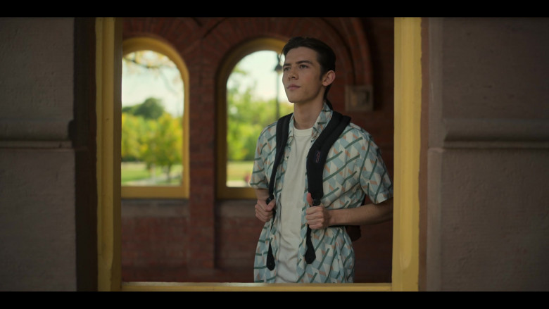JanSport Backpack of Griffin Gluck as Gabe in Locke & Key S02E02 The Head and the Heart (2021)