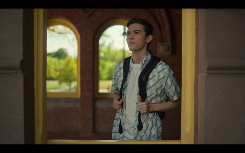 JanSport Backpack of Griffin Gluck as Gabe in Locke & Key S02E02 The Head and the Heart (2021)