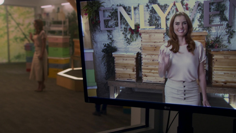 LG TV in Leverage Redemption S01E10 The Unwellness Job (2021)
