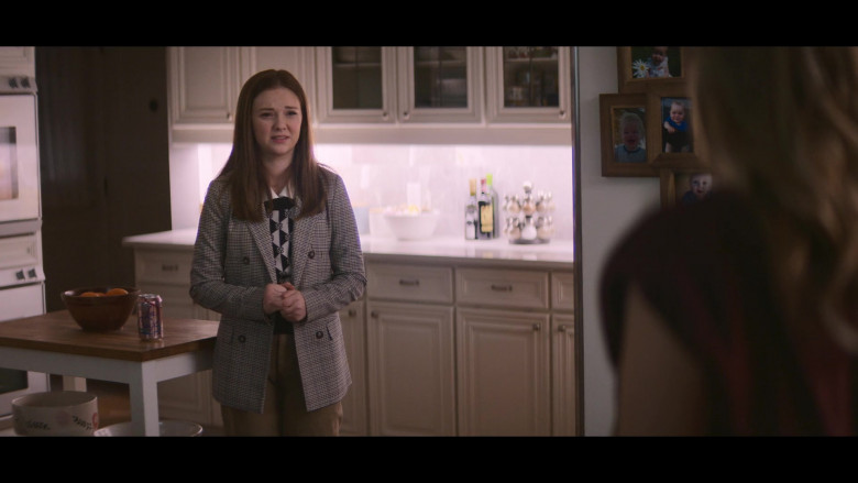 LaCroix Sparkling Water of Sophie Grace as Kristy Thomas in The Baby-Sitters Club S02E03 Stacey’s Emergency (2021)
