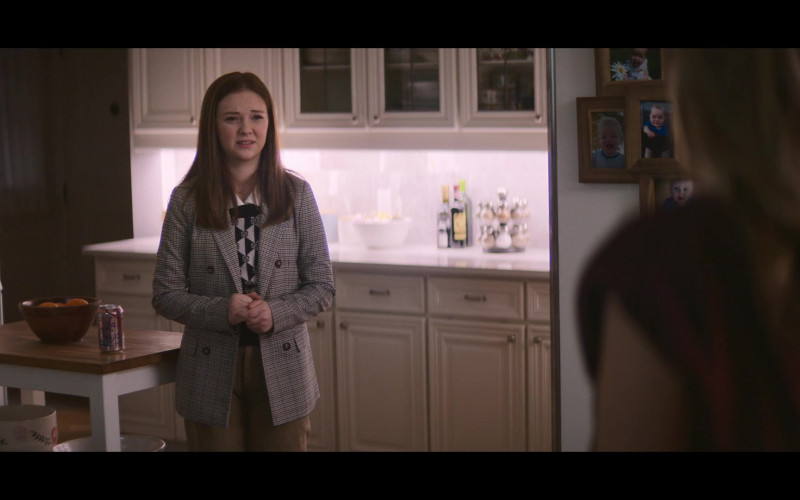 LaCroix Sparkling Water of Sophie Grace as Kristy Thomas in The Baby-Sitters Club S02E03 Stacey's Emergency (2021)