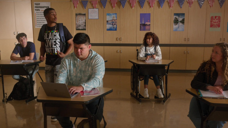 Microsoft Surface Laptop in On My Block S04E09 Chapter Thirty-Seven (2021)