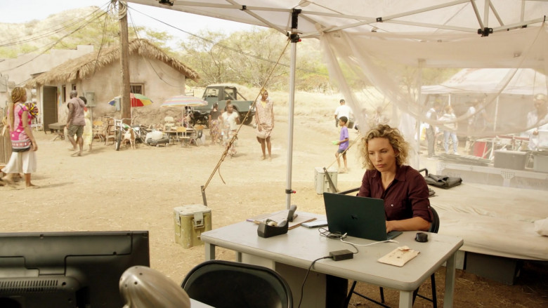 Microsoft Surface Laptop of Perdita Weeks as Juliet Higgins in Magnum P.I. S04E01 Island Vibes (1)