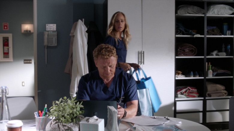 Microsoft Surface Laptops in Grey's Anatomy S18E03 Hotter Than Hell (1)