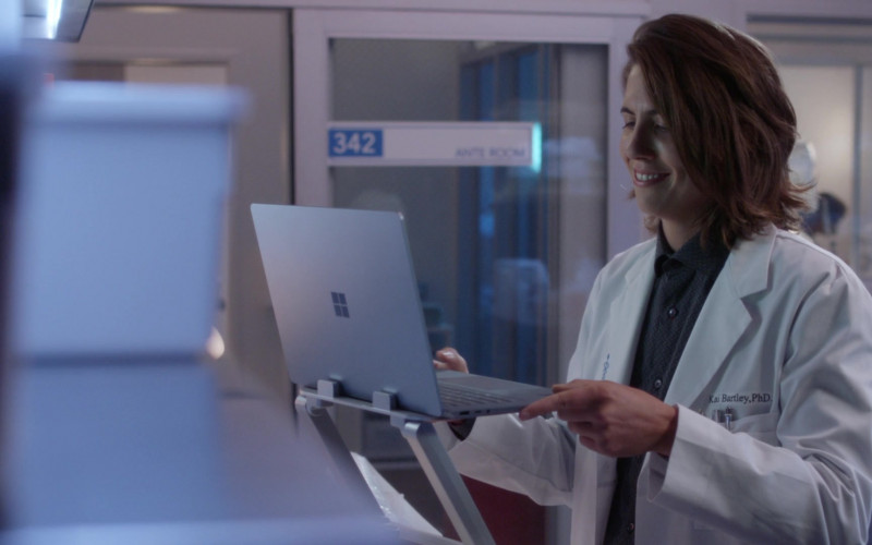 Microsoft Surface Laptops in Grey's Anatomy S18E03 Hotter Than Hell (2)