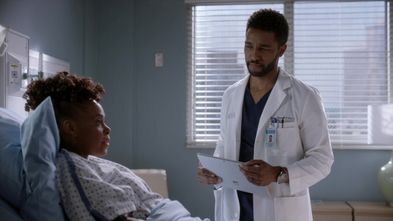 Microsoft Surface Tablets in Grey’s Anatomy S18E02 Some Kind of Tomorrow (1)