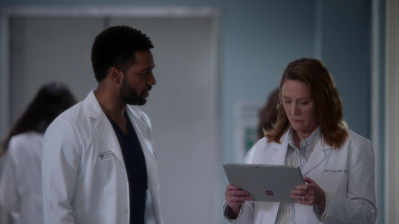 Microsoft Surface Tablets in Grey’s Anatomy S18E02 Some Kind of Tomorrow (2)