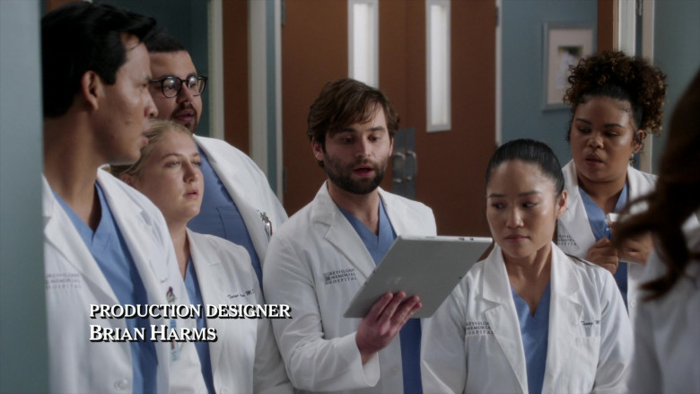 Microsoft Surface Tablets in Grey's Anatomy S18E03 Hotter Than Hell (1)