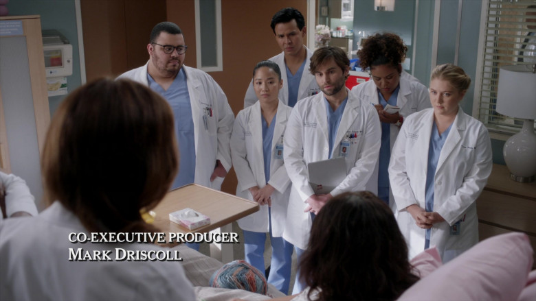 Microsoft Surface Tablets in Grey's Anatomy S18E03 Hotter Than Hell (2)