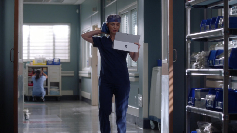 Microsoft Surface Tablets in Grey's Anatomy S18E03 Hotter Than Hell (3)