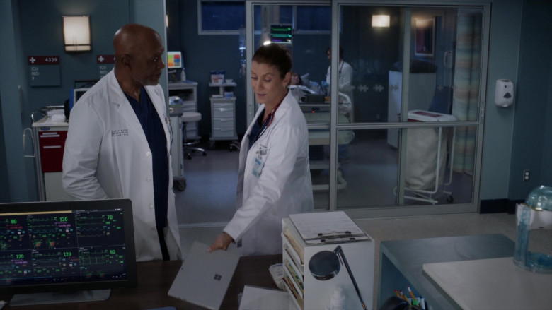Microsoft Surface Tablets in Grey's Anatomy S18E03 Hotter Than Hell (4)