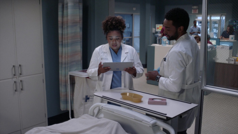Microsoft Surface Tablets in Grey's Anatomy S18E03 Hotter Than Hell (5)