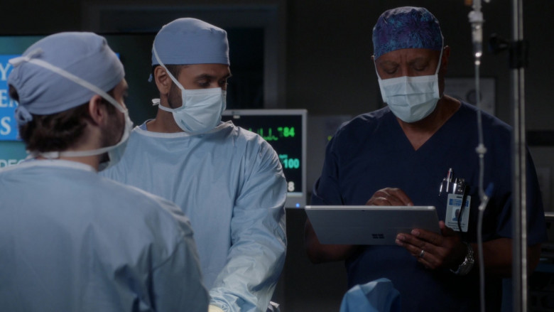 Microsoft Surface Tablets in Grey's Anatomy S18E04 With a Little Help From My Friends (2)