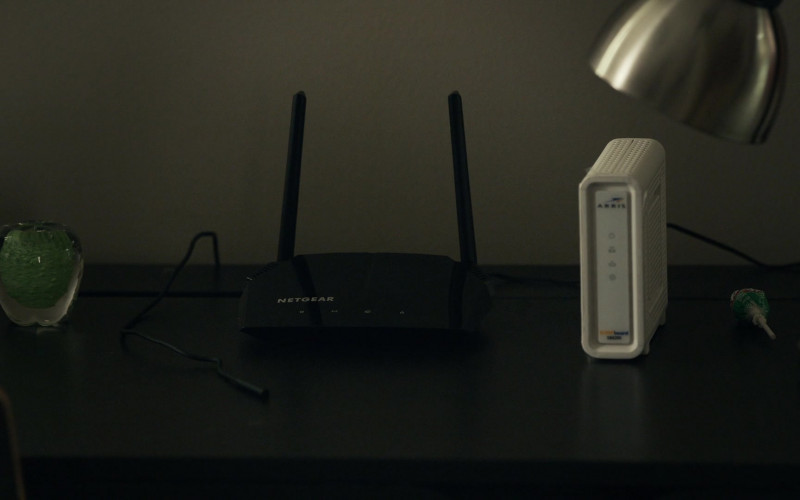 Netgear WiFi Router in The Equalizer S02E02 The Kingdom (2021)