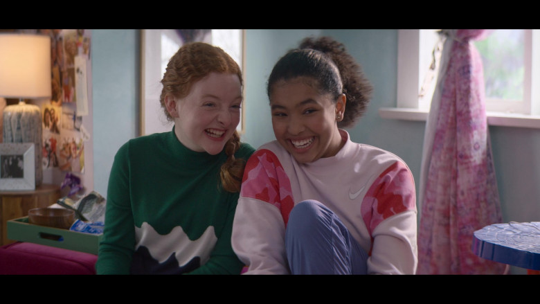 Nike Pink Sweatshirt of Anais Lee as Jessi Ramsey in The Baby-Sitters Club S02E05 Mary Anne and the Great Romance (2021)