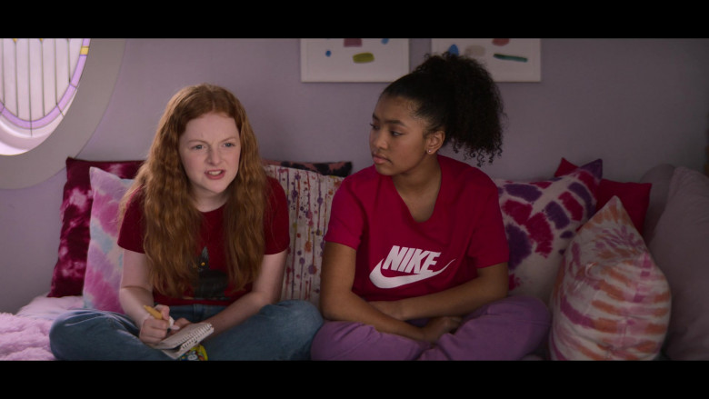 Nike Red T-Shirt of Anais Lee as Jessi Ramsey in The Baby-Sitters Club S02E01 Kristy and the Snobs (2021)
