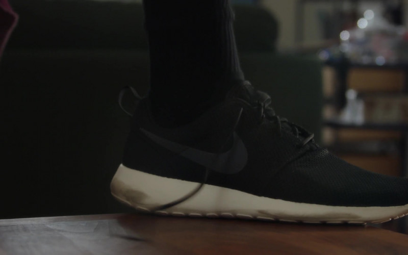Nike Rosche One Men's Black Sneakers in 9-1-1 S05E05 Peer Pressure (2021)