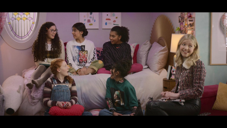 Nike Women's Sweatshirts of Anais Lee as Jessi Ramsey in The Baby-Sitters Club S02E03 TV Show (2)
