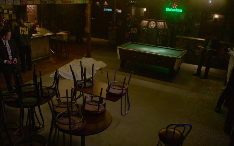 Old Style Beer Pool Table Light and Heineken Neon Sign in Truth Be Told S02E10 "Last Exit...Oakland" (2021)