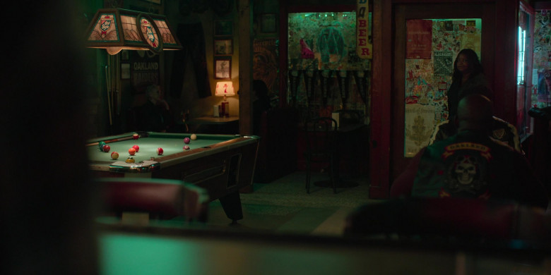 Old Style Beer Pool Table Light in Truth Be Told S02E08 The Untold Story (2021)