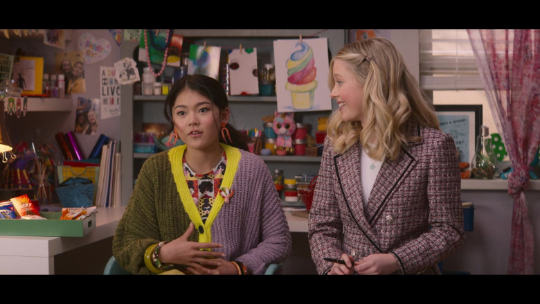 Oreo Mini, Pocky and Pepperidge Farm Goldfish Crackers in The Baby-Sitters Club S02E06 Dawn and the Wicked Stepsister (2021)