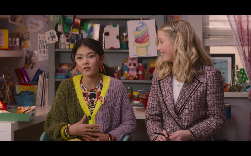 Oreo Mini, Pocky and Pepperidge Farm Goldfish Crackers in The Baby-Sitters Club S02E06 Dawn and the Wicked Stepsister (2021)