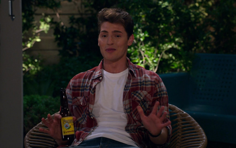 Pacifico Clara Mexican Beer of Gregg Sulkin as Grant in Pretty Smart S01E06 Here's the tea! Jayden found a pottery twunk! (2021)