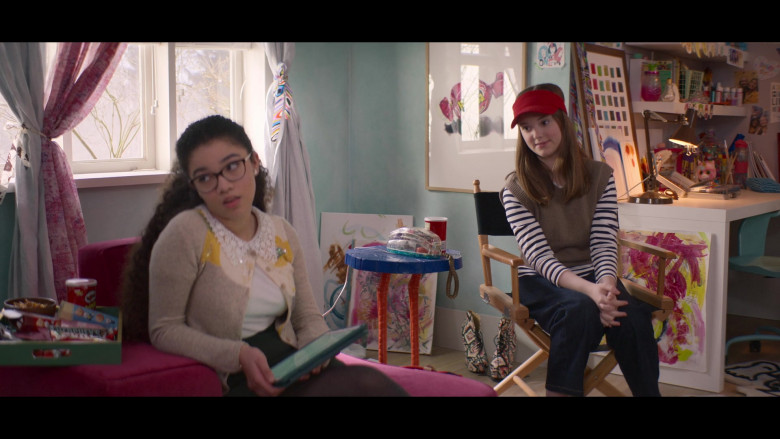 Pringles Chips and Hershey's Chocolate of Malia Baker as Mary Anne Spier in The Baby-Sitters Club S02E05 (1)