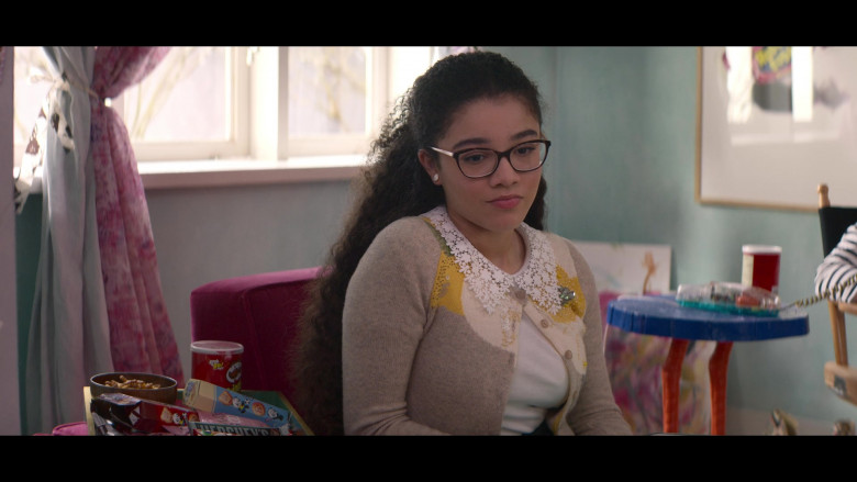 Pringles Chips and Hershey's Chocolate of Malia Baker as Mary Anne Spier in The Baby-Sitters Club S02E05 (2)