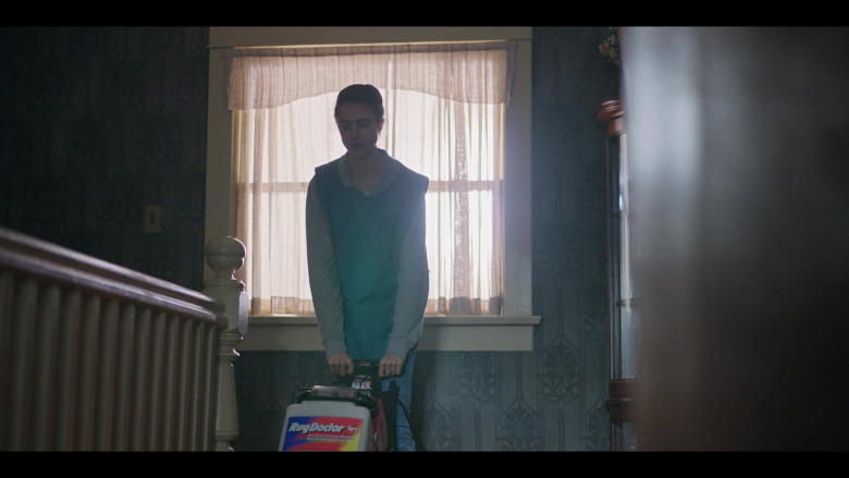 Rug Doctor Deep Carpet Cleaner Used by Margaret Qualley as Alex in Maid S01E05 TV Show (1)