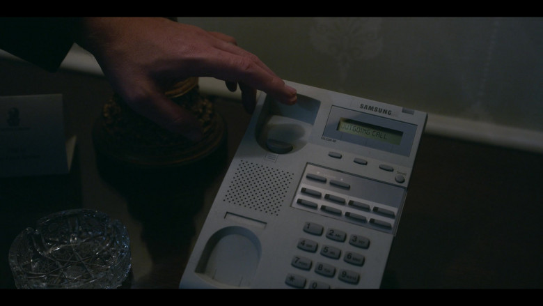 Samsung Telephone in American Crime Story S03E06 Man Handled (2021)