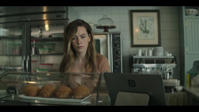 Square POS (Point of Sale) Used by Victoria Pedretti as Love Quinn in You S03E10 What Is Love (2021)