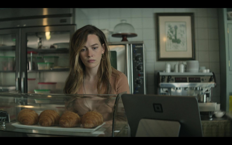 Square POS (Point of Sale) Used by Victoria Pedretti as Love Quinn in You S03E10 What Is Love (2021)