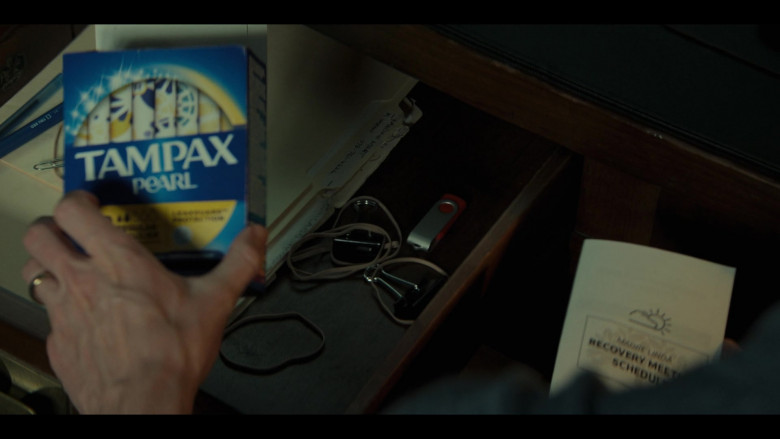 Tampax Pearl Tampons in You S03E06 W.O.M.B. (2021)