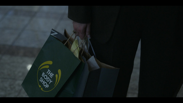 The Body Shop Store Paper Bag in American Crime Story S03E06 Man Handled (2021)