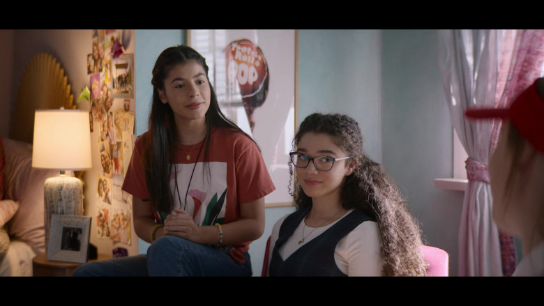 Tootsie Roll Pop Poster in The Baby-Sitters Club S02E02 Claudia and the New Girl (2021)