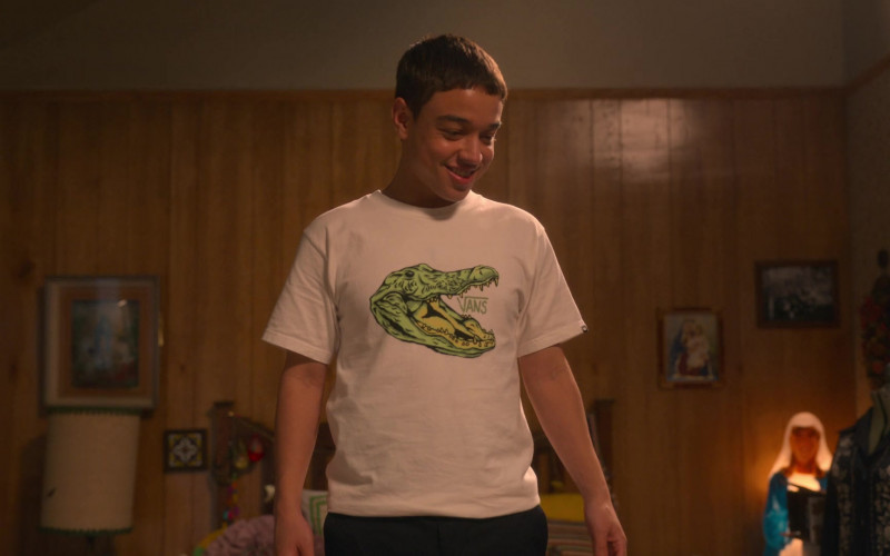 Vans T-Shirt of Jason Genao as Ruby Martinez in On My Block S04E04 Chapter Thirty-Two (2021)